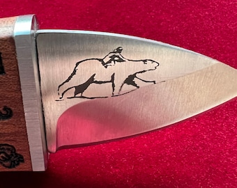 Ein Messer aus dunklem Material