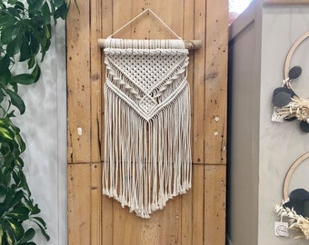 Macramé mural sur bois flotté pour la décoration