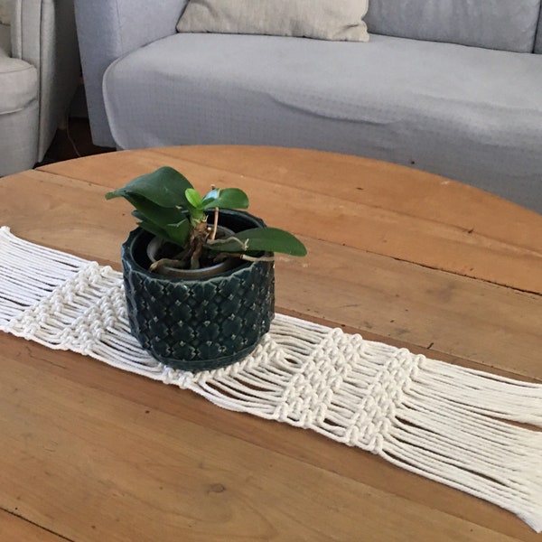 Chemin de table en macramé pour la décoration " SÏA"