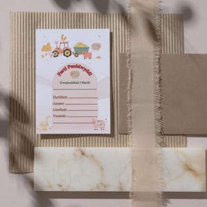Puede incluir: Una tarjeta de felicitación con temática de granja, con un tractor rosa, ovejas y otros animales de granja. La tarjeta tiene texto en una fuente de escritura y está rodeada por un fondo de tonos neutros con una cinta y un acento similar al mármol.