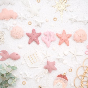 Guirnalda de conchas marinas. Banderín de fieltro con motivos oceánicos. Guirnalda neutra para habitación infantil. Estrellas de mar doradas, beige y en tonos melocotón antiguo. Regalo para bebé.