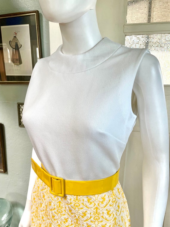 True Vintage 70s Medium yellow and white belted d… - image 8