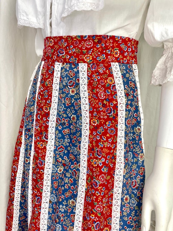 True Vintage 70s Medium Large red and blue calico… - image 8