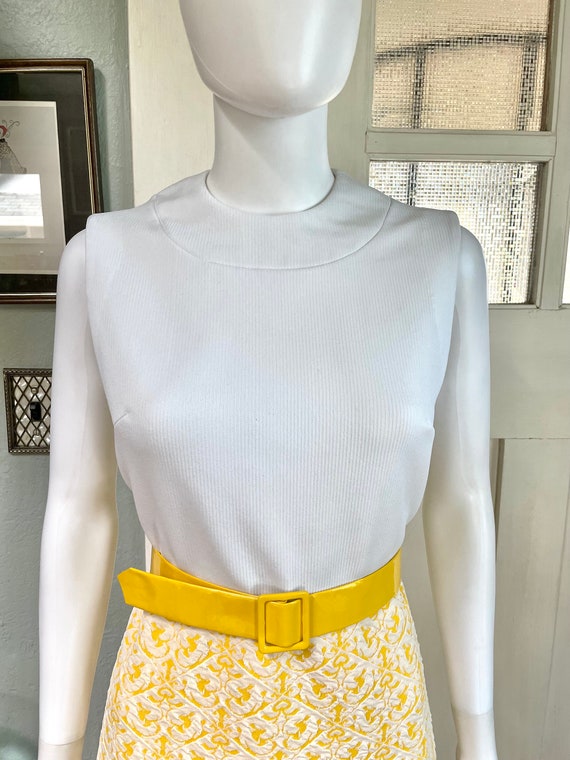 True Vintage 70s Medium yellow and white belted d… - image 7