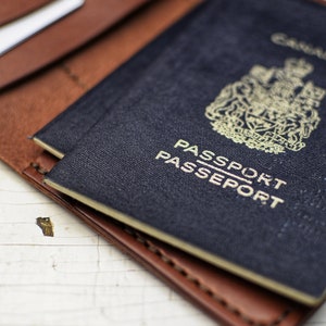 Porte-passeport en cuir | Couverture de passeport personnalisée | Cadeau de voyageur | Étui à passeport | Portefeuille passeport | Protège-passeport gravé
