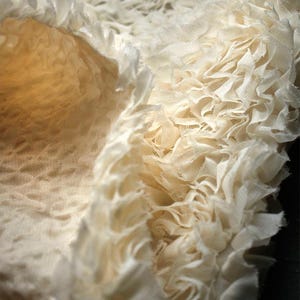 Krämfärgat tyg, veckat tyg, dimensionellt tyg, texturerat tyg, förtjockat tyg, kreativt tyg, siluetttyg, metervara, A362-2 bild 6