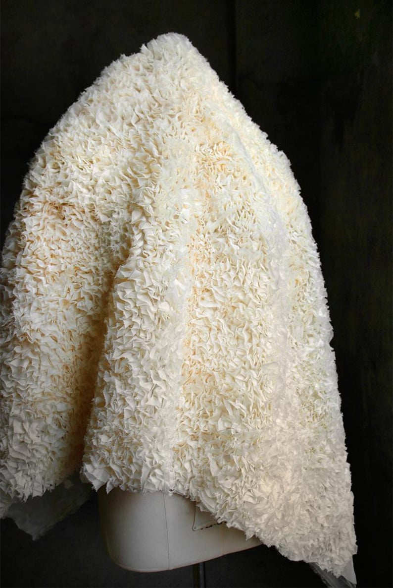 Krämfärgat tyg, veckat tyg, dimensionellt tyg, texturerat tyg, förtjockat tyg, kreativt tyg, siluetttyg, metervara, A362-2 Cream