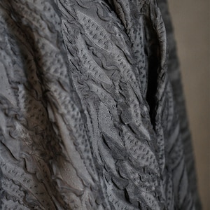 Tessuto grigio nero, tessuto trasparente, tessuto strutturato, tessuto tridimensionale, tessuto plissettato, tessuto haute couture, tessuto di design, tagliato su misura, A216