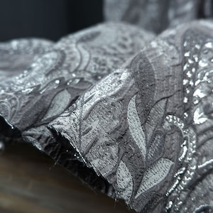 エンボス加工ジャカード生地、高級グレー生地、100%ポリエステル生地、ヨーロッパブレンド生地、デザイナー生地、1ヤードあたり、C33