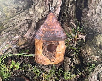 Casita para pájaros artesanal inspirada en los gnomos y los hobbits, hecha de madera de sicomoro y pino.