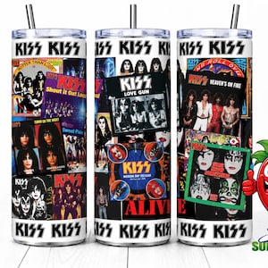 Peut inclure: Un gobelet cylindrique en acier inoxydable orné d'un collage de pochettes d'albums et d'images promotionnelles du groupe KISS. Le design présente le logo du groupe répété en haut et en bas, avec un couvercle transparent et une paille en métal.