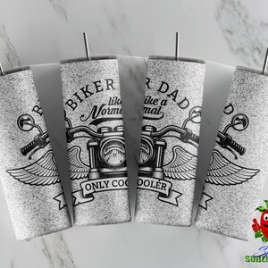 Puede incluir: Cuatro vasos de sublimación en blanco y negro con un gráfico de motocicleta y el texto "Biker Dad Only Cooler Like a Normal" y "Biker Like a Normal Only Cooler".