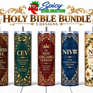 Op de afbeelding: Vijf cilindrische bekers met rietjes, elk met een ander bijbelvertalingsontwerp: bruine Amplified Bible, groene CEV, rode New King James Version, blauwe NIV en crème NLT met bloemaccenten. De tekst Spicy Sublimation Holy Bible Bundle 5 Designs staat erboven.