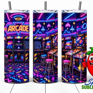 Peut inclure: Un gobelet cylindrique avec une paille présentant une scène d'arcade néon vibrante. Le design affiche des bornes de jeux vidéo rétro, des tabourets roses lumineux et un motif de sol géométrique coloré. Le mot ARCADE est écrit en lettres néon jaunes.