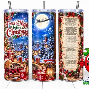Op de afbeelding: Drie cilindrische bekers met deksels en rietjes met een kerstthema. Het ontwerp bevat een besneeuwd dorp, een volle maan met de slee van de kerstman, een slapende puppy en kitten, een rode mok en de tekst 'Twas the Night before Christmas'.