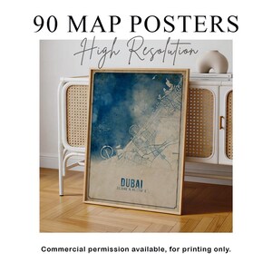 Puede incluir: Un póster enmarcado del mapa de Dubái, con un diseño de acuarela azul y beige. El póster incluye el nombre y las coordenadas de la ciudad. El texto "90 MAP POSTERS" y "High Resolution" se muestra en la parte superior.