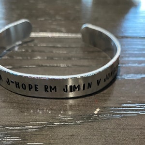 Handgefertigtes BTS Armband/KPOP/Namen/Geschenkideen/Metall gestempelt/Armbänder für Frauen/Fans/Jubiläum/Boy Bands
