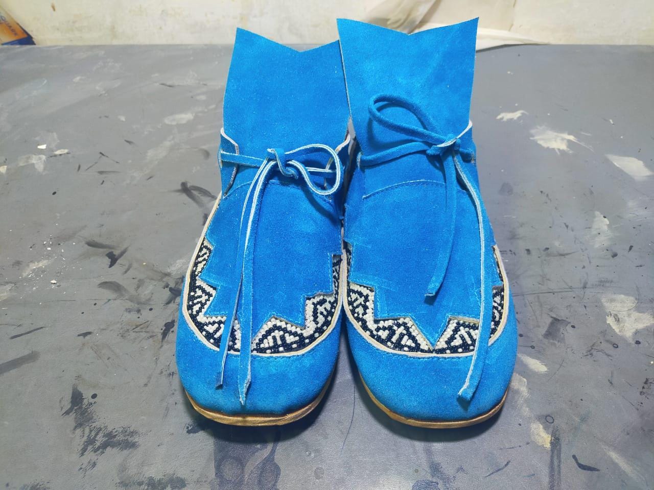 Mocassins perlés en peau d'orignal de fabrication amérindienne - Arts et artisanat amérindiens - Artisanat autochtone - Pantoufles - Fabriqués au Canada - France Mocassins perlés en peau d'orignal de fabrication amérindienne - Arts et artisanat amérindiens - Artisanat autochtone - Pantoufles - Fabriqués au Canada - France