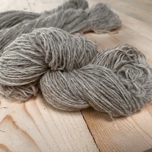 Sheep Sanctuary Ethische Wolle, DK Wolle, hellgraues Knäuel, 100g Strang, gerettete Schafwolle, ewe love, Wollbatch 1