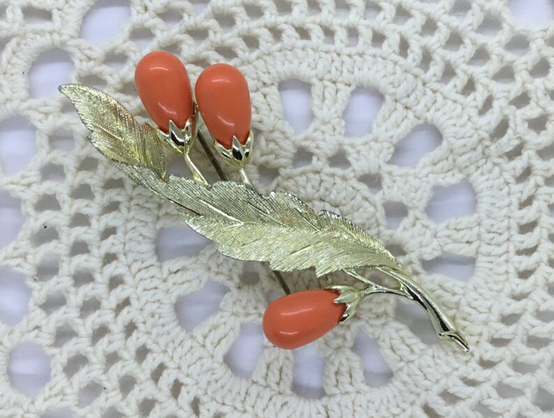 Sarah Coventry Brooch Pin Signed Coral Colored Buds Gold Tone Floral Leaf