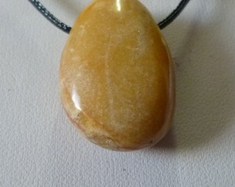 Vous achetez ici un jaspe jaune pendentif en forme de goutte et quwer foré un ruban en cuir synthétique d’environ 60 cm de long est présent