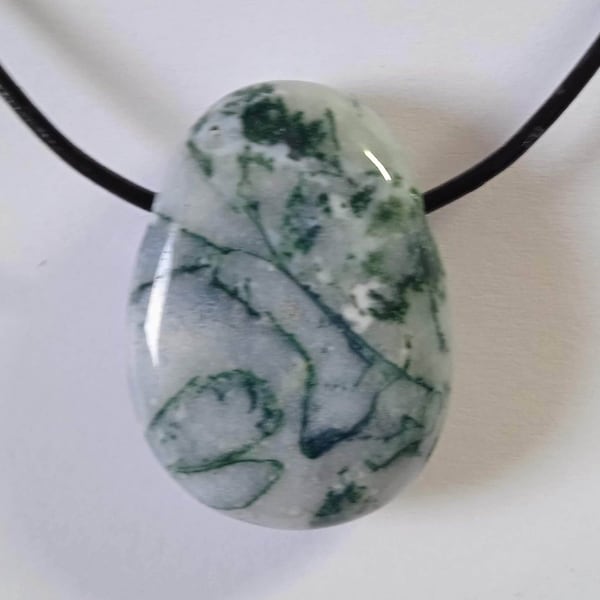 You are buying a tree agate pendant in the shape of a drop and drilled across an approx. 60 cm long imitation leather strap is included! healing stone !!