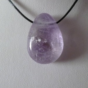 Amethyst Anhänger in Tropfenform und quer gebohrt ein ca.60 cm langen Kunstlederband ist mit dabei !! Heilstein !!