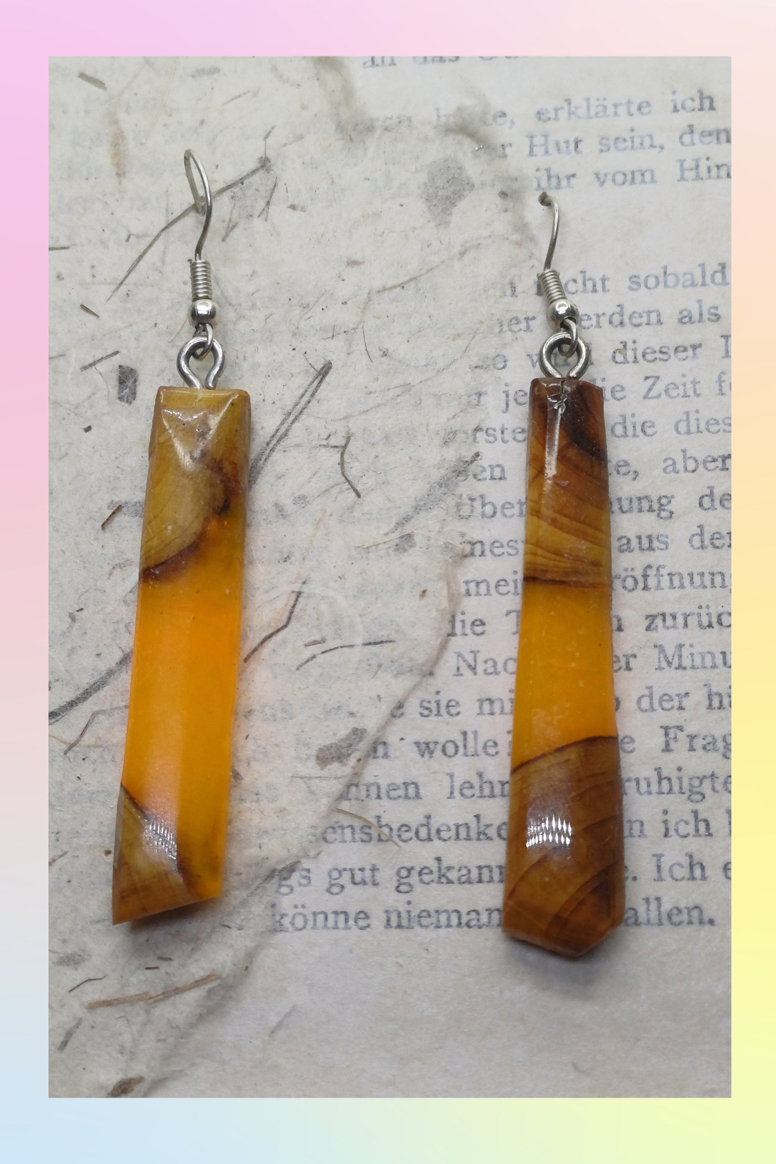 Goldene Natur: Elegante Ohrringe aus Holz und Harz