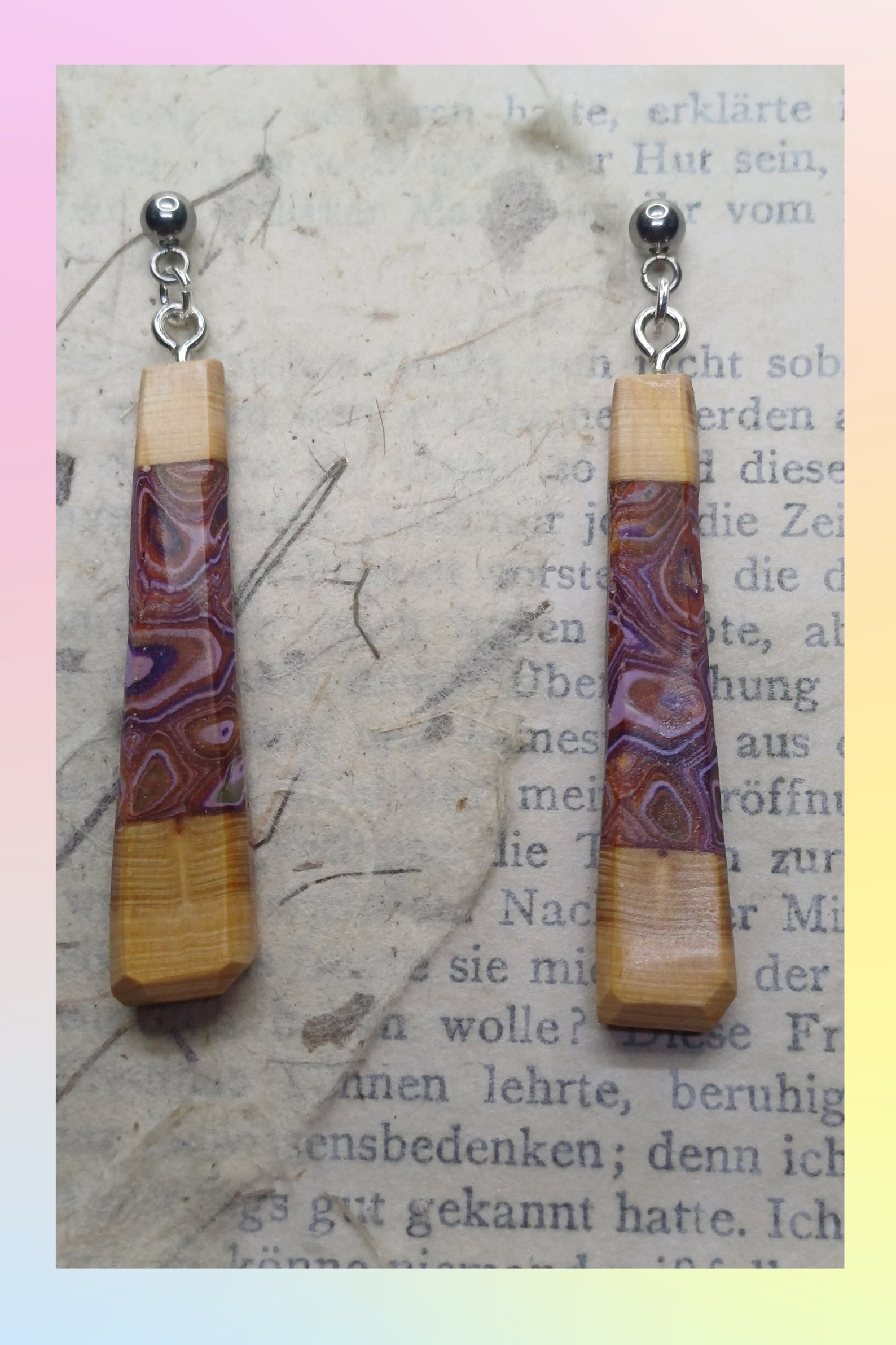 Stylische Holz-Ohrringe mit Lila-Muster