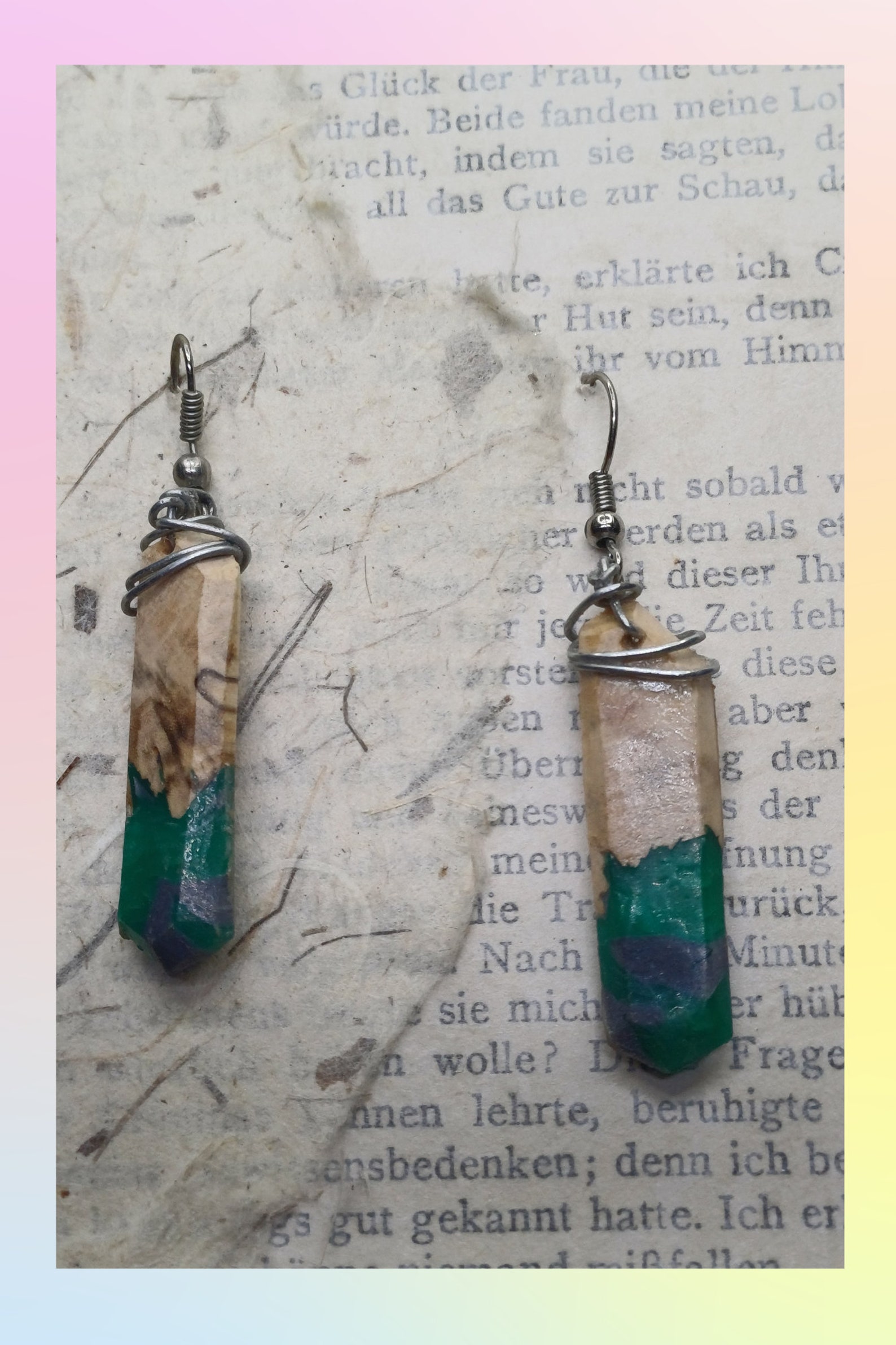 Holz trifft Farbe: Statement-Ohrringe mit Charakter