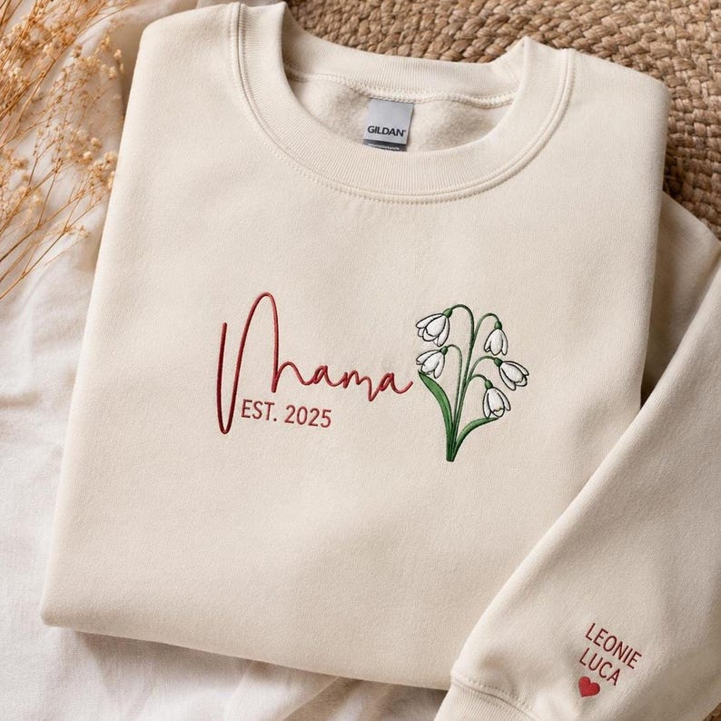 besticktes Mama Sweatshirt I Costum Mama Sweater I Personalisierter Mom Hoodie I Mama und Kindernamen I Geburtsblume Januar Schneeglöckchen Bild 1
