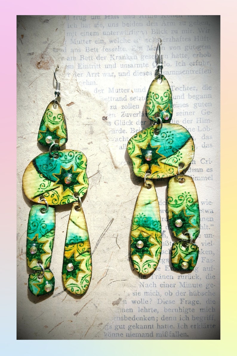 Boho-Vibes: Grün-gelbe Statement-Ohrringe!