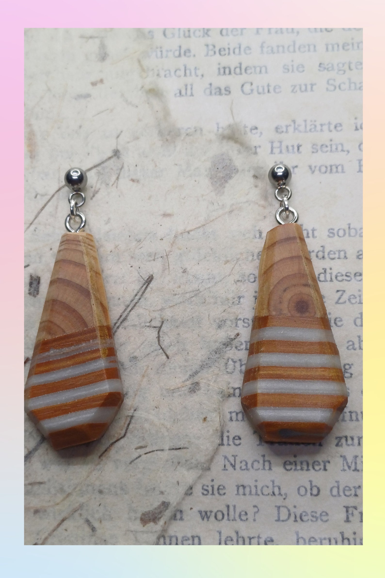 Streifenlook: Moderne Holz-Ohrringe mit Muster