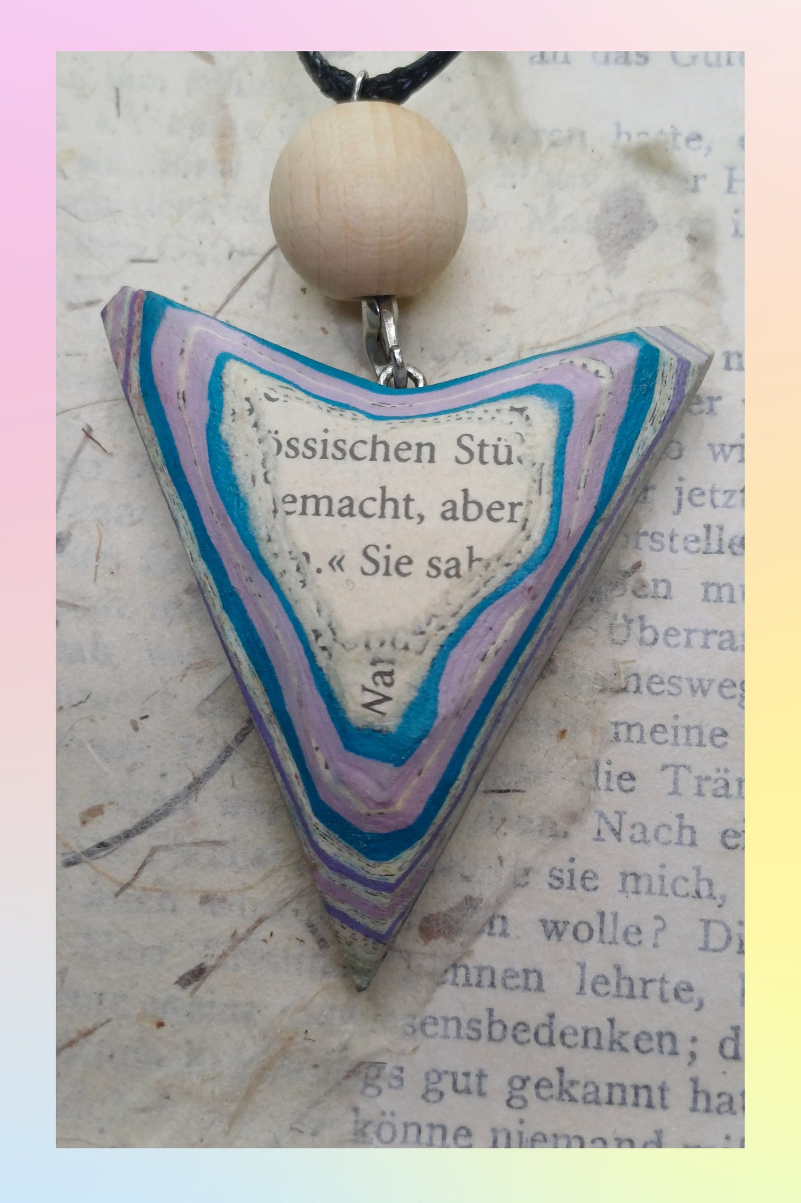 Buchkunst am Hals: Text trifft Farbe