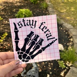 Bleib Feral Skelett Hand hängen lose Vinyl Aufkleber, Skelett Aufkleber, Stay Feral, Goth Autozubehör, Alt Autozubehör, trendiger Aufkleber,
