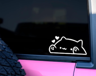 Puede incluir: Una pegatina de vinilo blanco de un gato negro con corazones encima, en un coche rosa.