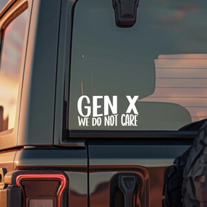 Gen X We Do Not Care ビニールデカール 面白い皮肉ステッカー 車、ノートパソコン、タンブラー、ウォーターボトル用 90年代ノスタルジアレトロ Gen X ギフトアイデア