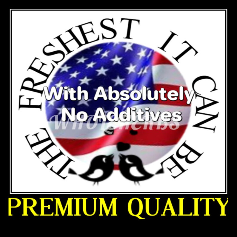 Puede incluir: Una bandera estadounidense roja, blanca y azul con el texto "The Freshest It Can Be" que la rodea. El texto "With Absolutely No Additives" est&aacute; en el centro de la bandera. Debajo de la bandera, el texto "PREMIUM QUALITY" en amarillo.