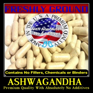 Puede incluir: Una imagen de primer plano de un mont&oacute;n grande de c&aacute;psulas beige. Las c&aacute;psulas est&aacute;n etiquetadas con "FRESHLY GROUND" y "ASHWAGANDHA". La etiqueta tambi&eacute;n dice "IN THE U.S.A. PREMIUM QUALITY With Absolutely No Additives. Contains No Fillers, Chemicals or Binders."