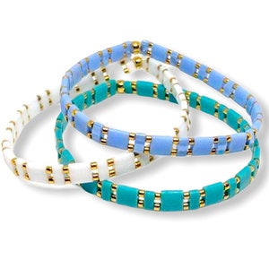 Bracelet de perles de Tila, bracelet de perle plat, bracelet extensible, bracelet empilable, Pervenkle, bracelet blanc, sarcelle et or, bijoux minimalistes