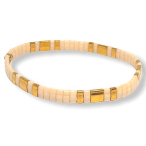 Bracelet de perle de Tila, bracelet de perle plat, bracelet extensible, bracelet empilable, bracelet de crème et d’or, bijoux minimalistes, boho, chic