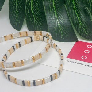 Bracelet de perle de Tila, bracelet de perle plat, bracelet extensible, bracelet empilable, bracelet blanc et or neutre, bijoux minimalistes, boho, chi