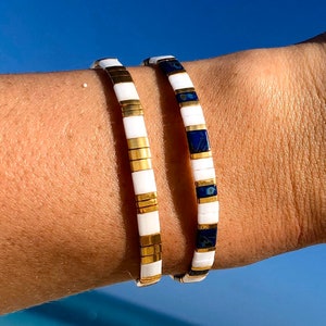 Bracelet de perles Tila tendance, bracelet de perles plates, bracelet empilable, bracelet chiclet, bracelet extensible, bracelet perlé bleu, perles d’or