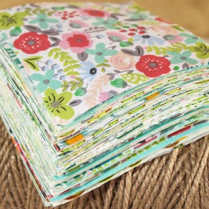 50 grüner Blumenblumenstoff,Druckstoff, Baumwollstoff zum Quilten, vorgeschnittene 10 cm Charm Quadrate, Patchworkstoffpaket, Nähen, Bastelmaterial