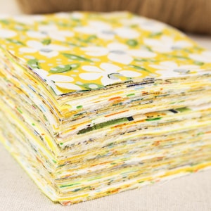 50 Tessuto floreale giallo, Tessuto stampato, Tessuto di cotone per trapuntatura, Quadrati pretagliati da 4", Pacchetto di tessuti patchwork, Materiale per cucito fai da te
