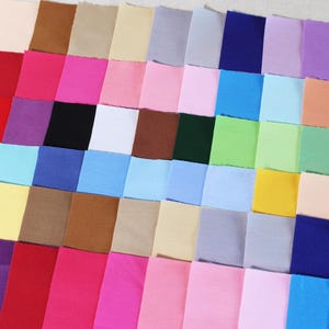 Puede incluir: Una colección de muestras de tela en varios colores, incluyendo rojo, rosa, azul, verde, amarillo, marrón y blanco. Las muestras están dispuestas en un patrón de cuadrícula.