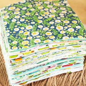 100 grün geblümter Baumwollstoff, Quilting-Stoff, Print-Stoff, Vorgeschnittene 10,5 cm große Quadrate, Patchwork-Stoffbündel, Charms, Nähen, Bastelmaterial