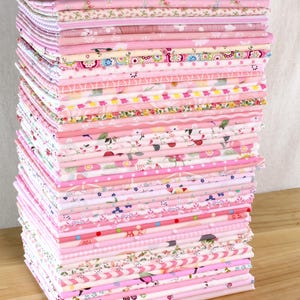 50 telas de algodón rosa con estampado floral, precortadas, de 5 pulgadas, para acolchado, costura, patchwork y manualidades.