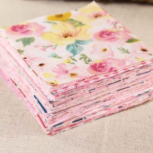 50 Rosa Blumen Stoff,Bedruckter Stoff,Baumwollstoff,Quiltstoff Bündel,vorgeschnittene 10cm Quadrate mit Charm Quadraten