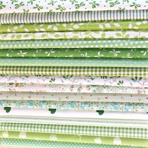 51 Tessuto verde, Tessuto di cotone per trapuntatura, Tessuto stampato, Quadrati con ciondolo pretagliati da 5", Pacchetto di tessuti patchwork, Tessuto per borse di ritagli di trapunta, Fai da te per cucito